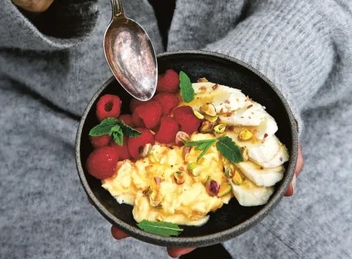 Äggröra med banan och hallon
