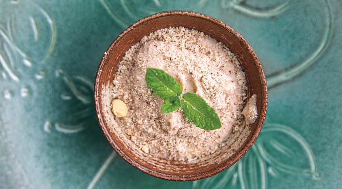Päronmousse med rostade hasselnötter