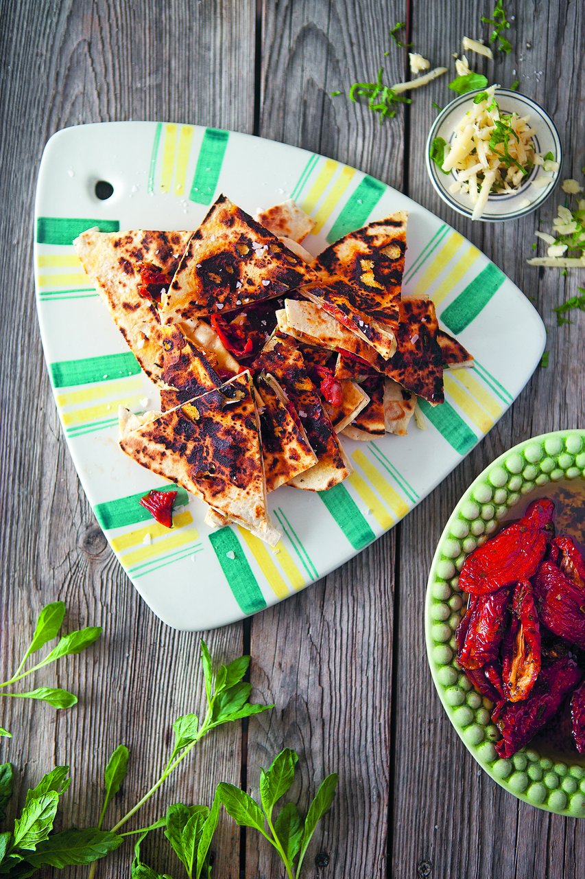 Grillat tunnbröd med epazote och lagrad svecia